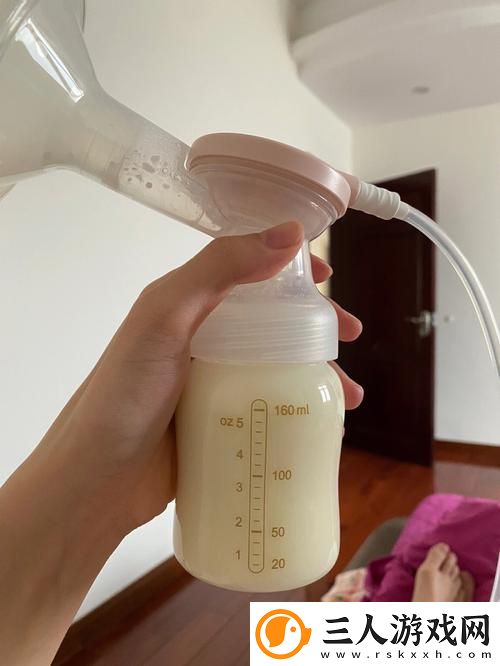一边下奶一边敷面膜