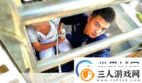 我和闺蜜在公交被八个人挤倒