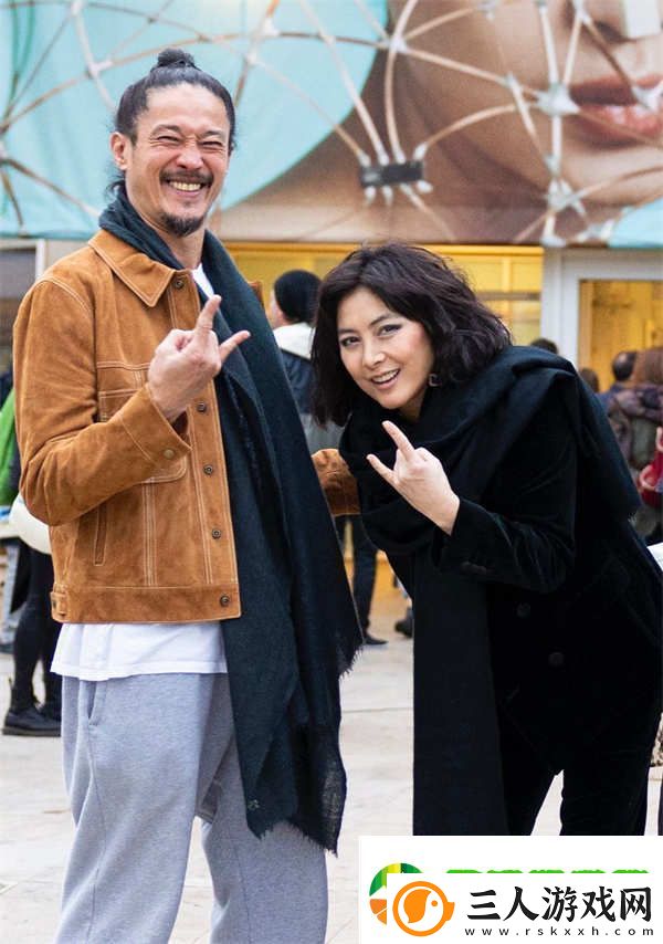 何超仪陪老公医院过20周年结婚纪念日