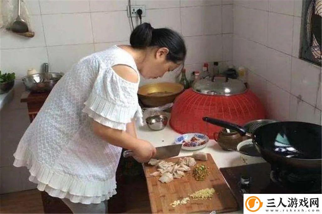 老赵抱着儿媳在厨房做饭免费不花钱