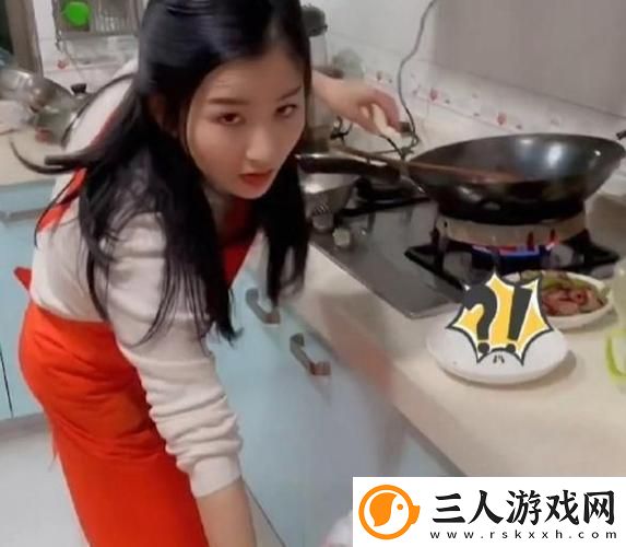 老赵抱着儿媳在厨房做饭引发热议