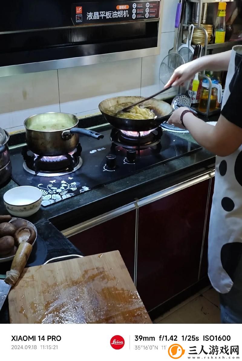 中午妈妈在厨房做饭更新了